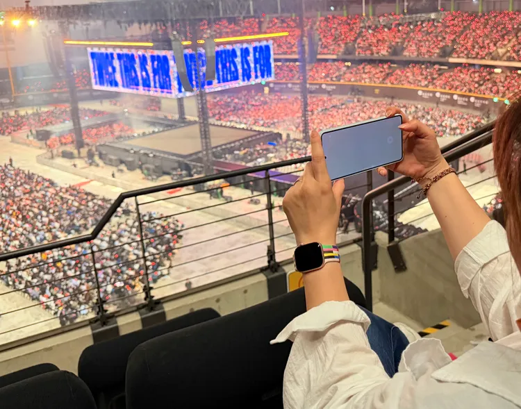 根據測試，連左後方的粉絲也看不到錄影畫面內容。趙筱文攝