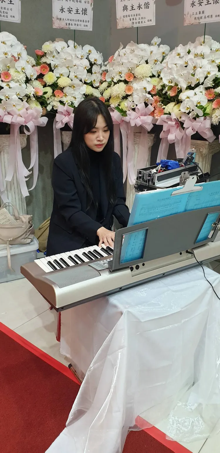 梅嬿翎彈奏《奇異恩典》。張瑞振攝