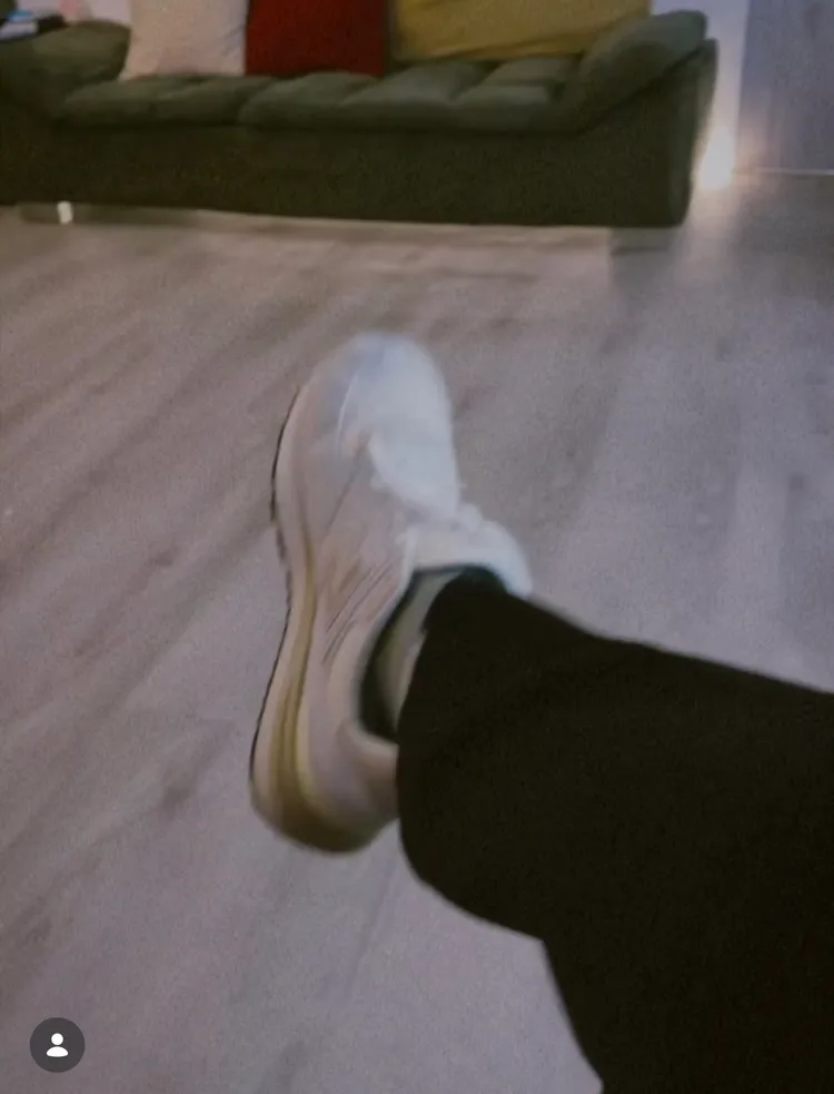 梁軒安似乎對判決無感，翹腳聽音樂。翻攝自梁軒安IG