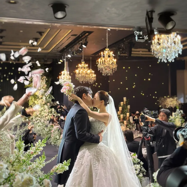 李玟雨（左）婚禮上甜吻李亞美。翻攝IG