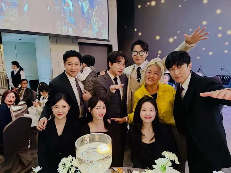 Eric（後排左起）、Andy、JunJin都帶著老婆出席。翻攝趙善熙Threads