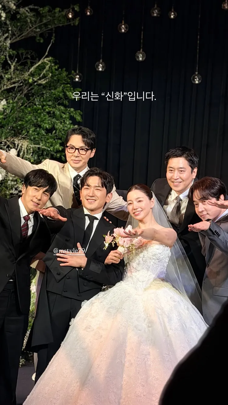 李玟雨結婚，神話隊友金烔完（左起）、JunJin、Eric、Andy都來了，只有申彗星缺席。翻攝X
