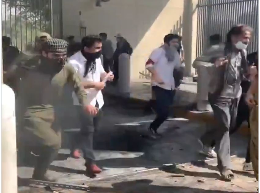 10死慎入!巴基斯坦示威者闖進美領事館 美方證實陸戰隊曾開槍