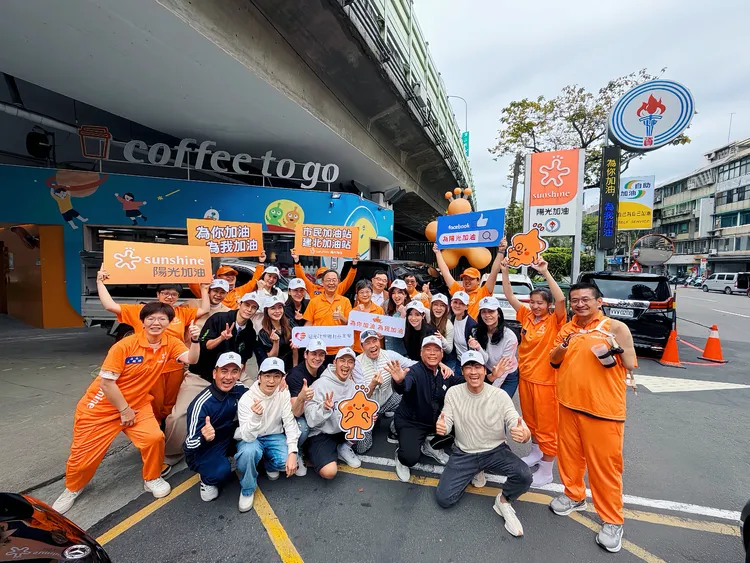 陽光明星加油團Gino（左起）、民雄夫妻、王靜瑩、唐從聖、李佩甄、胡盈禎、伊正、蔡昌憲、曾國城、廖家儀、康茵茵、巫啟賢夫妻、曾雅蘭、張月麗、侯昌明等一起做愛心，以實際行動支持身心障礙者就業。OSGA中華演藝人高爾夫協會 提供