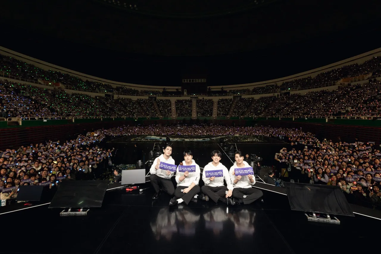 DAY6昨晚與9000名粉絲大合照。翻攝DAY6 X