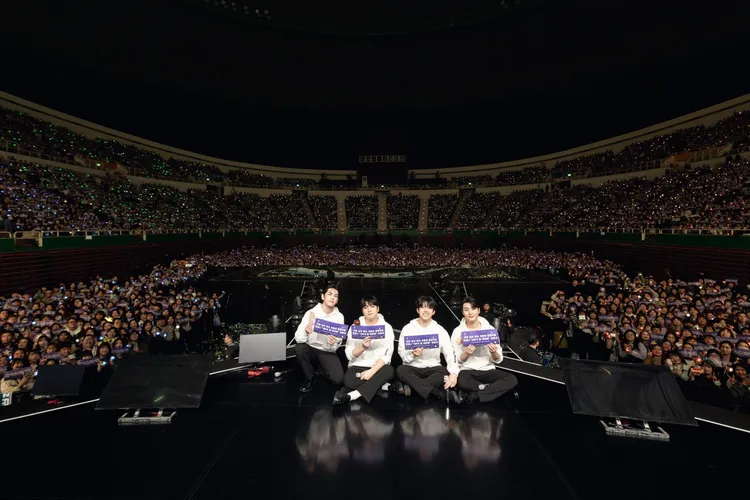 DAY6昨晚與9000名粉絲大合照。翻攝DAY6 X