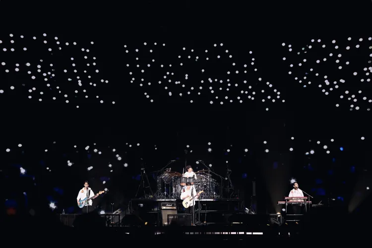 DAY6把樂器搬到延伸舞台，與粉絲近距離互動。Live Nation Taiwan提供