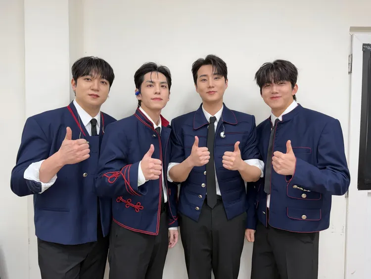 隊長晟鎮（左起）、鍵盤手元弼、貝斯手Young K、鼓手度云熱力開唱。翻攝DAY6 X