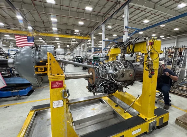 DSRG現場設施勘查時完成維修之美國海軍E-2電子作戰及預警機之引擎與變速齒輪箱。DSRG提供
