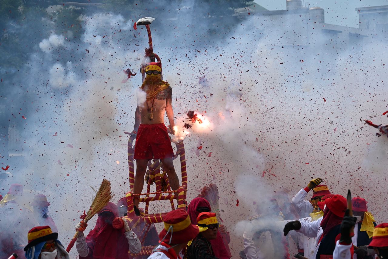 台東鬧元宵炸寒單歌后黃妃也來了 周六海濱公園國際地標開炸