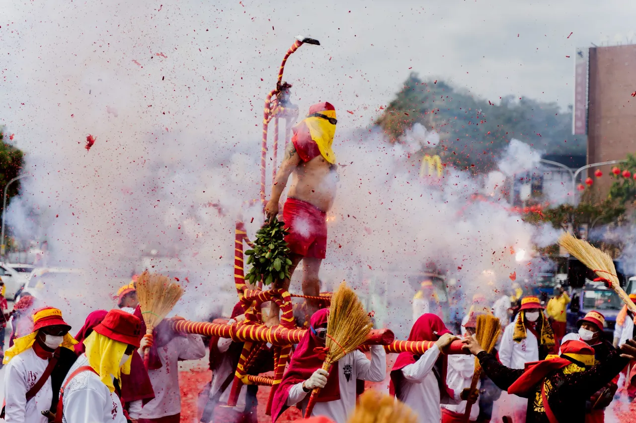 台東炮炸寒單爺是元宵節最要民俗活動。台東市公所提供