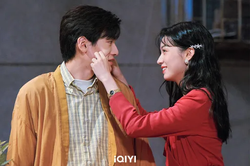 周也穿越80年代賣鴨蛋！翟瀟聞太純愛被虧像臘腸狗