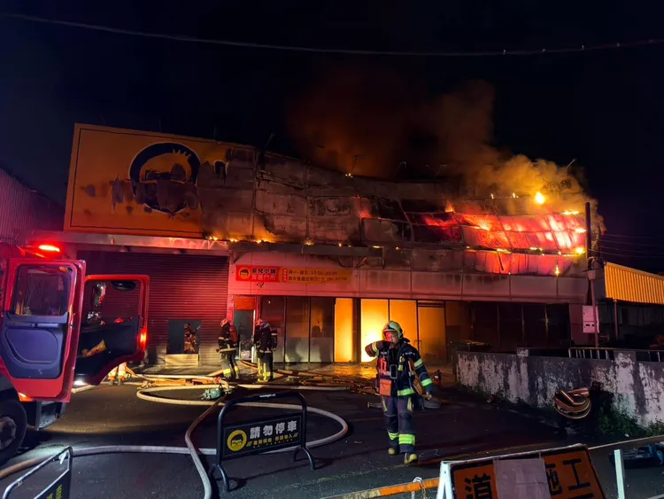 知名電商「皇兒小舖」位於新北汐止工建路上的實體門市發生火警。翻攝畫面