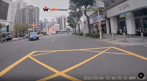 驚奇三寶！小客車快車道突逆向左轉　嚇傻一眾用路人