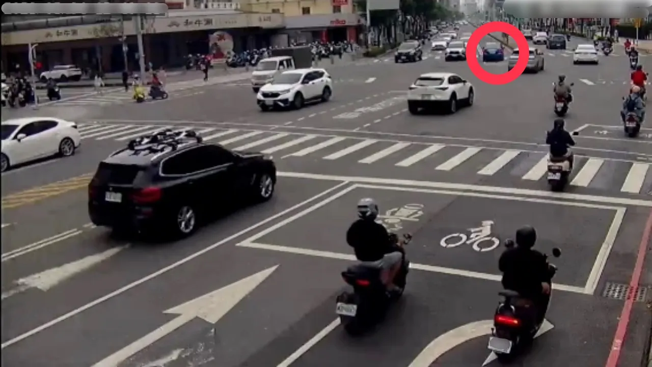 小客車在快車道突逆向左轉。翻攝畫面