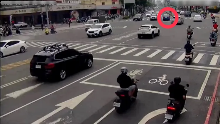 小客車在快車道突逆向左轉。翻攝畫面