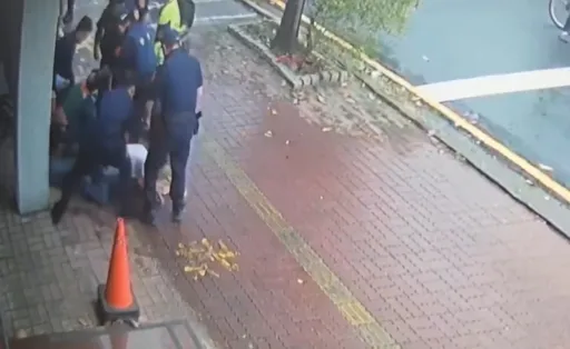 縣警局前公然砸車真囂張！警員沖出壓制3男　2警手部受傷