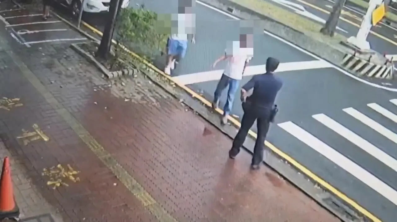 警方到場制止砸車。翻攝畫面