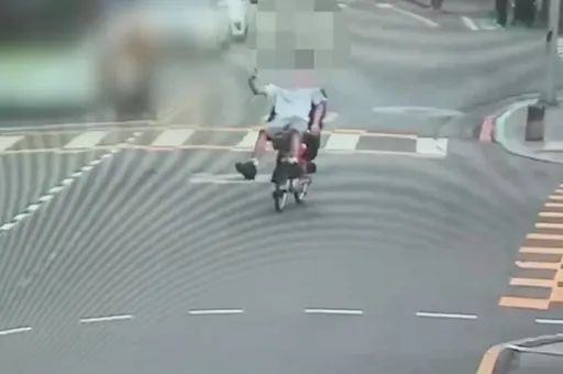 天母單車猴出沒！Youbike手把車機被當坐墊　荒唐行徑路人看傻