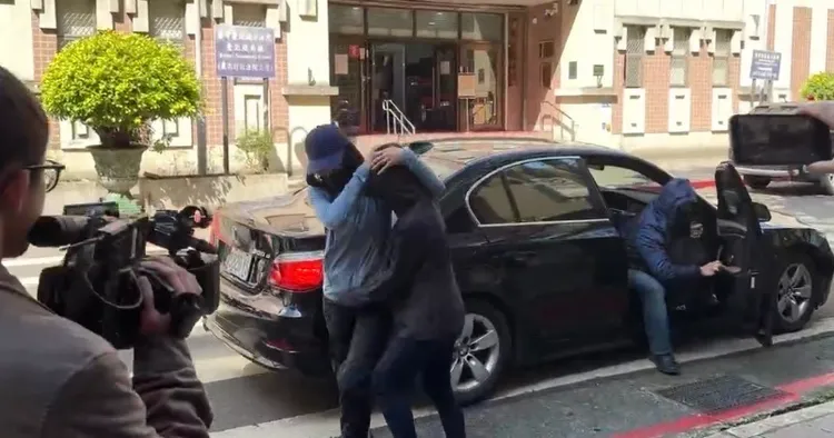 楊錦屏在親友環抱下出庭。張欽攝