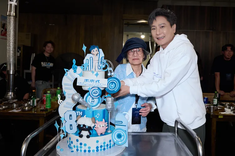 張信哲（右）慶功宴上幫媽媽慶生。潮水音樂提供