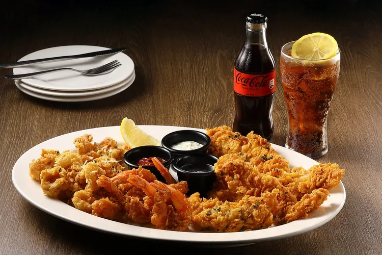 可口可樂與 TGI FRIDAYS推出與好友一起分食的「嗨Coke！組合餐」TGI FRIDAYS星期五海鮮總匯 售價759元。業者提供