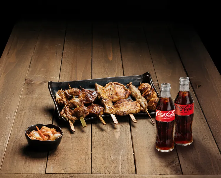 可口可樂與柒息地串燒居酒屋共同打造「完美嗨 Coke！」組合餐，推出單人套餐售價299元。業者提供