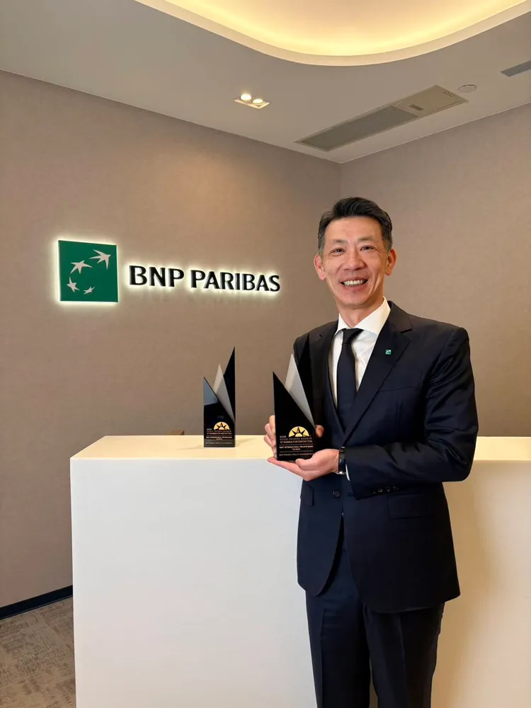 法國巴黎銀行財富管理台灣區負責人許哲崑與《亞洲私人銀行家》2025年「台灣最佳國際私人銀行」獎座合影，該行已連續兩年榮獲此殊榮。業者提供