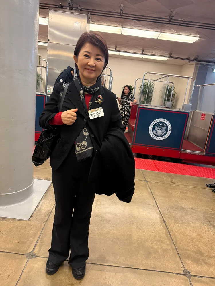 盧秀燕與美國國會地鐵合影留念。市府提供