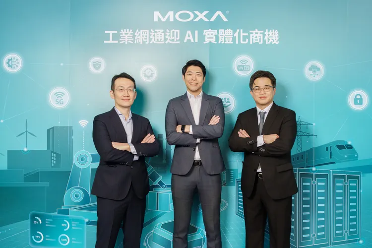 所羅門資深協理鍾毓修（右）、Moxa亞太區總經理林世偉（中）、台灣區負責人劉孟迪（左）。公司提供