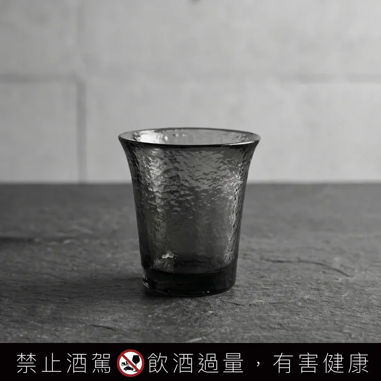由〈春池玻璃〉打造的全回收手工品飲杯，取材自再生玻璃製作，兼具質感與永續理念，活動後亦可帶回收藏與重複使用。吉力酒藏提供
