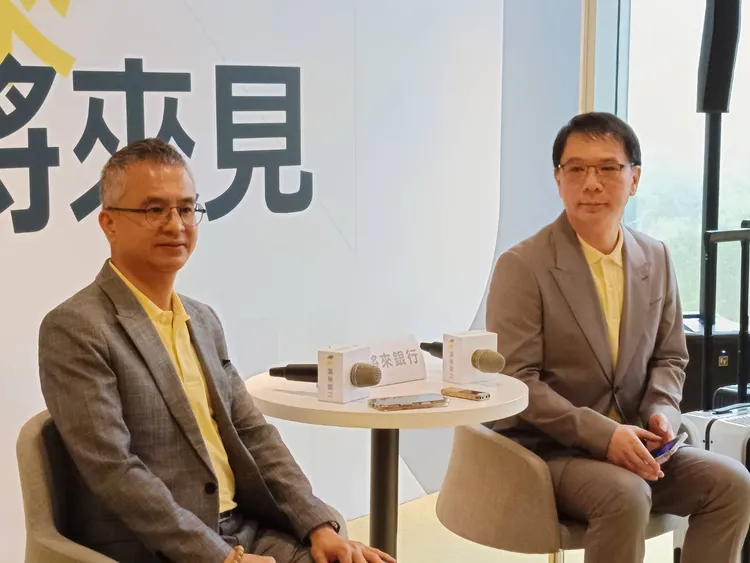 純網銀將來銀行董事長郭水義(圖左)以及總經理張恭賀(圖右)受訪。許麗珍攝 