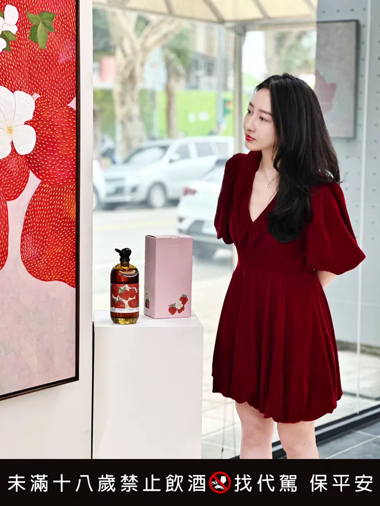 『isart gallery 御書房藝廊』同步展出《莓滿》與《莓光微暖》原作，展期至3月底，吸引民眾近距離觀賞。業者提供