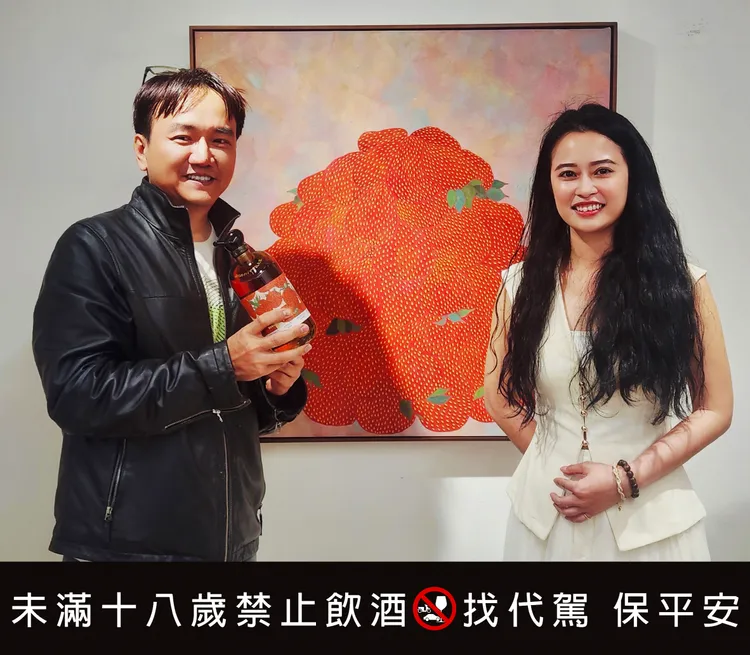 龐尼維爾創辦人 Jim(左)攜手國際藝術家 Kiki Lin(右)跨界合作，結合台灣風土、草莓風味與當代藝術，展現台灣威士忌文化新面貌。業者提供