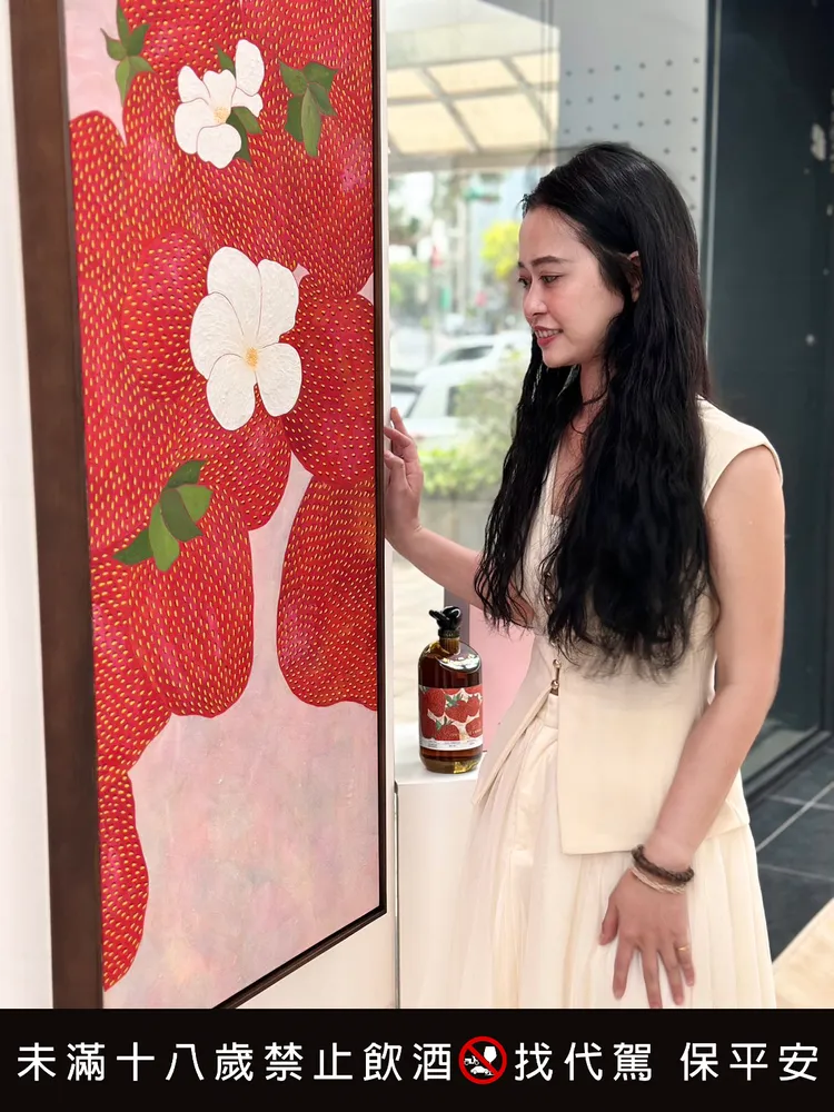 酒標《莓滿》由藝術家林慧琪（KiKi Lin）創作，以層層紅色筆觸象徵圓滿幸福，呼應威士忌飽滿口感。業者提供