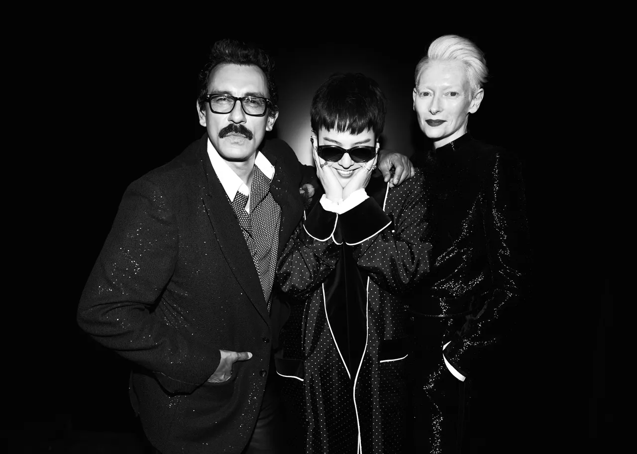 韓流天王GD（中）與「時尚仙人」Tilda Swinton（右）和TOM FORD創意總監Haider Ackermann合影，擺出俏皮的害羞姿勢。品牌提供