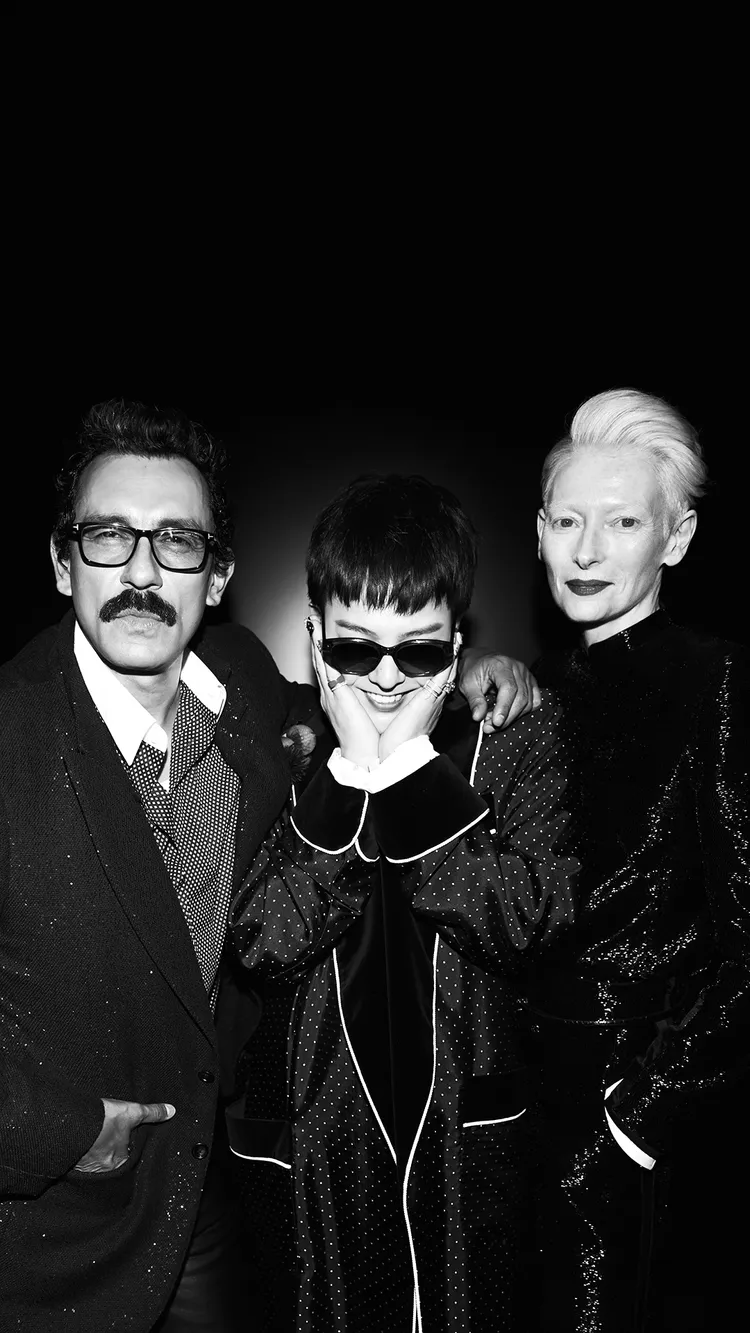 韓流天王GD（中）與「時尚仙人」Tilda Swinton（右）和TOM FORD創意總監Haider Ackermann合影，擺出俏皮的害羞姿勢。品牌提供