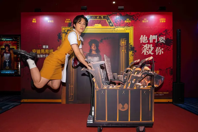 HowHow化身電影中「威吉大樓」服務生親自迎賓。華納兄弟提供