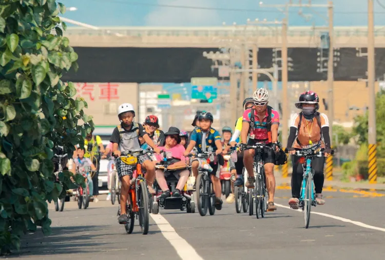 極重度肢體障礙者劉于濟（中），為陪伴兒子參加自學團的「單車環島」儀式，勇敢展開電動輪椅環島。公視提供