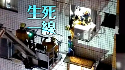 驚險瞬間！台中男童撿物困5樓外牆　媽媽窗邊緊拉雙手要救他