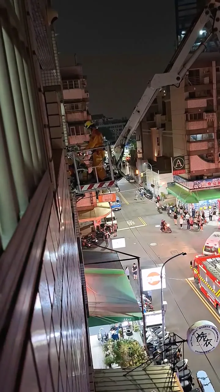 消防人員救出男童，現場有許多民眾關心圍觀。Threads/mmaassaa1988提供