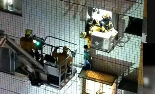 驚險瞬間！台中男童撿物受困5樓外牆　媽媽窗邊緊拉雙手救命