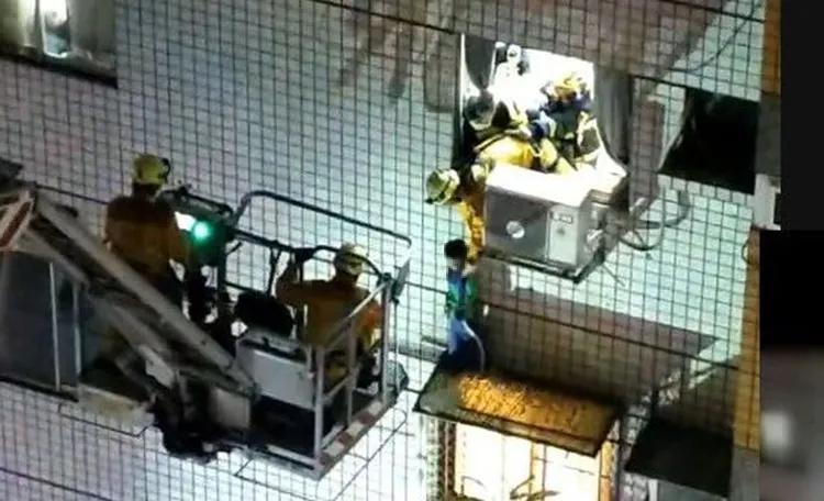 10歲男童為了撿東西受困5樓外牆，消防人員出動雲梯車，兵分兩路救出男童。翻攝Thread/jason81426