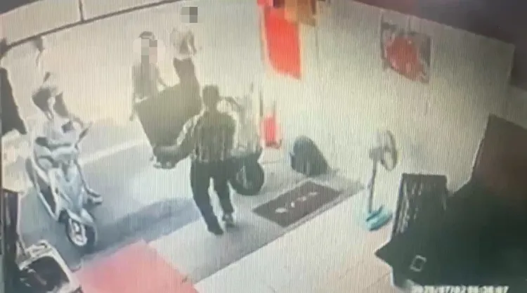 燒餅店翁婿檔上門質問，牛肉湯店江老闆認為是無理取鬧，雙方從店內吵到店外。翻攝照片