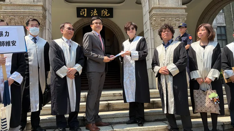 全律會理事長李玲玲(中右)遞交聲明稿給司法院發言人吳定亞(中左)。張欽攝