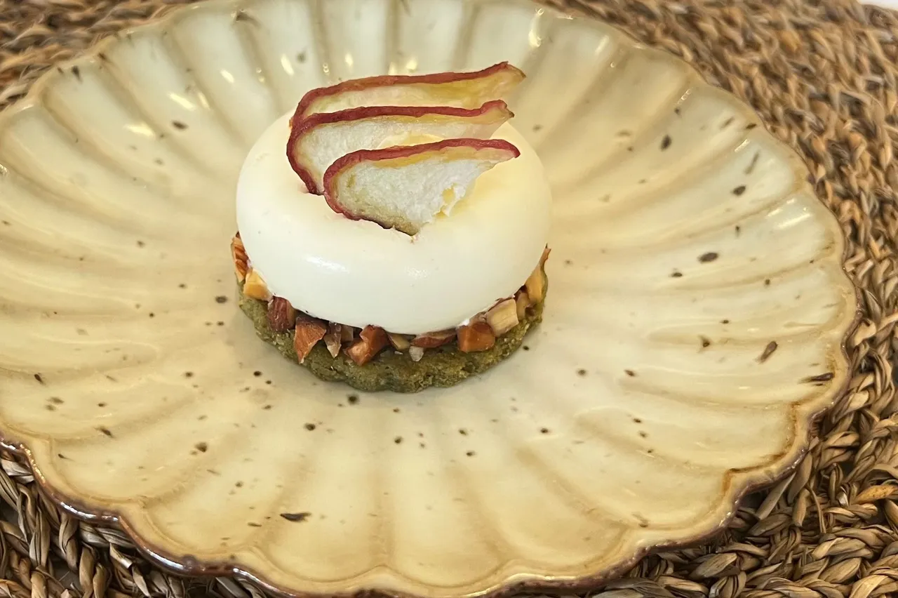 「蓮霧桂花慕斯蛋糕
使用台灣金萱茶製成蛋糕為底。鮮明攝