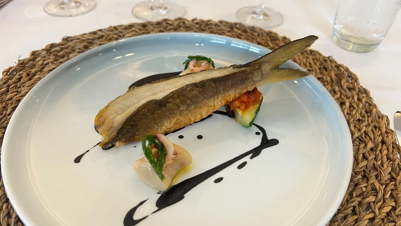 楓橋餐廳的「午仔魚・芋頭麵疙瘩・海蘆筍」。鮮明攝