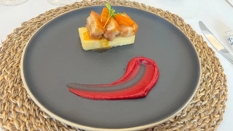 楓橋餐廳的「油封黑毛豬・鷹嘴豆豆腐・糖漬金棗」。鮮明攝