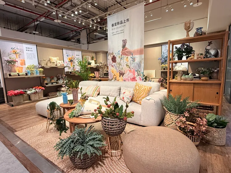 HOLA精選多樣花材與花器，營造如同漫步花市般的沉浸式體驗。陳揚盛攝