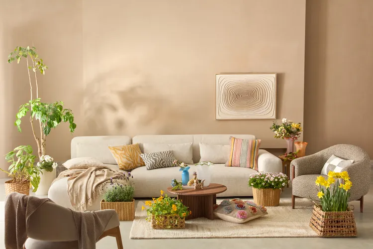 風格抱枕以立體織紋描繪岩壁、花卉與水流等自然意象。業者提供